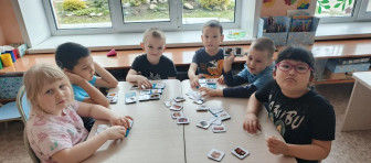 Мы весело играем.