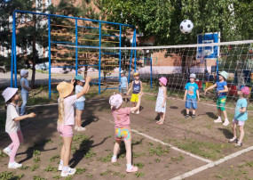 Волейбол – это спортивная игра с мячом Волейбол – это спортивная игра с мячом.