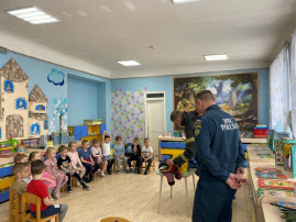Сотрудники МЧС провели беседу с детьми. Сотрудники МЧС провели беседу с детьми.