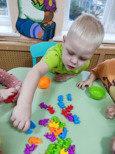 Ребята изучают цвета. Ребята изучают цвета.