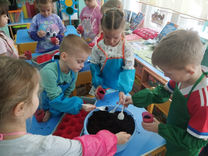 Ребята сажают семена. Ребята сажают семена.